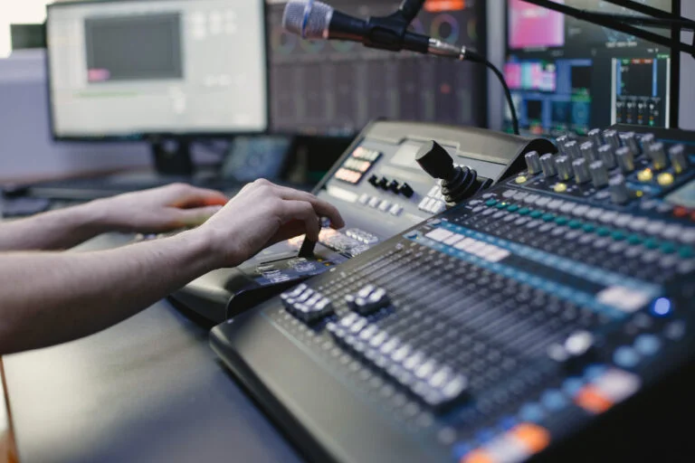 Como melhorar a qualidade do áudio na gravação de vídeo? 1 close up sound engineer hands recording music