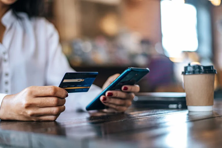 pay goods by credit card through smartphone coffee shop 2