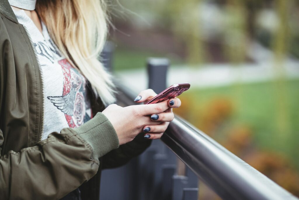 Principais recursos a serem considerados ao comprar um smartphones em 2024 2 smartphones