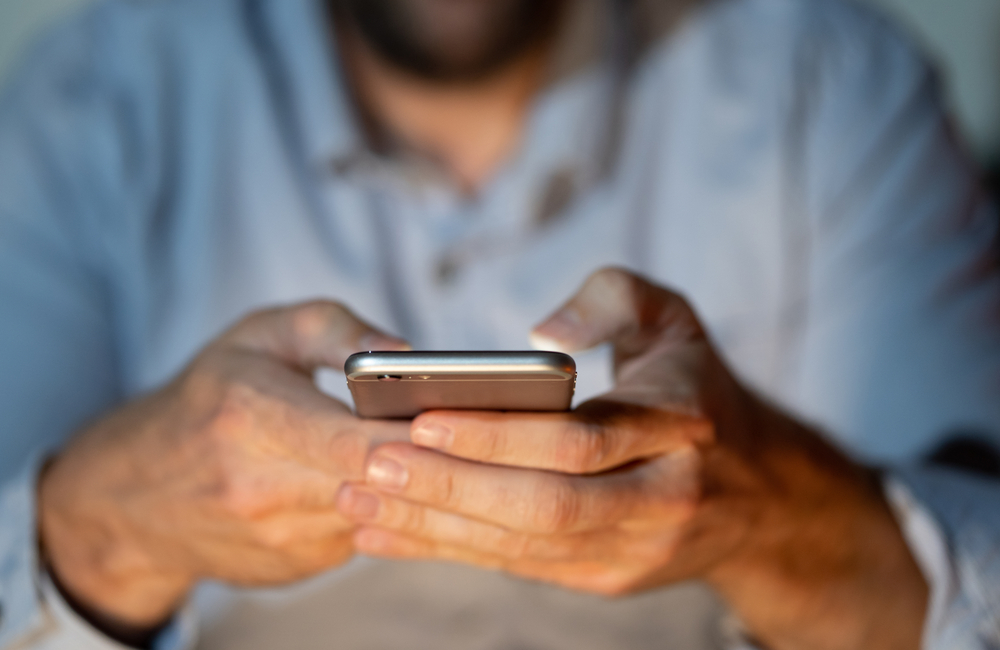 Principais recursos a serem considerados ao comprar um smartphones em 2024 4 usando o celular