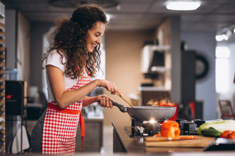 Como montar uma cozinha pequena e funcional? 1 cozinhando mulher