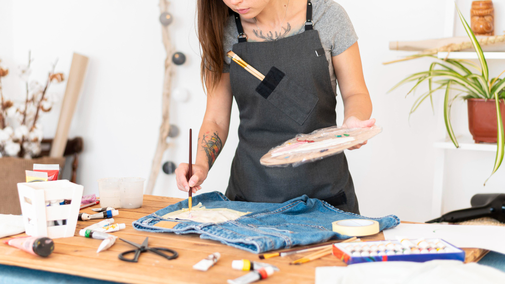 Pintar as roupas usadas vale a pena? 2 tingir roupa com tinta de tecido