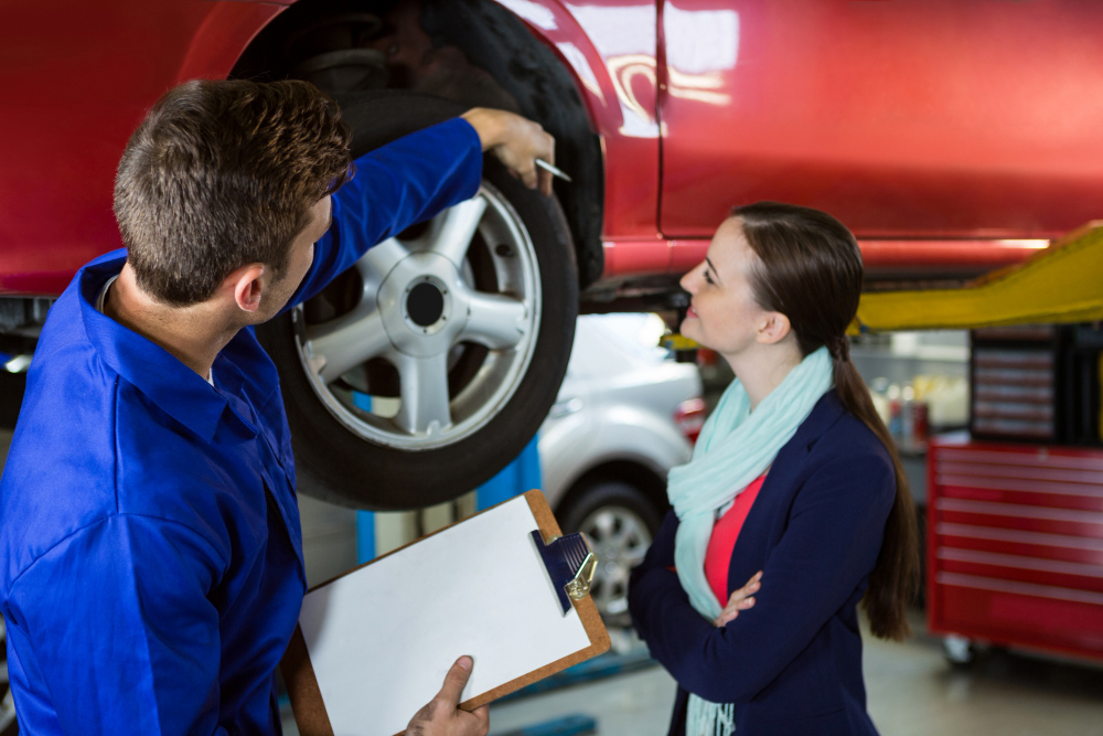 Manutenção preventiva para carro: Como fazer? 4 mostrando mechanic cliente o problema com o carro