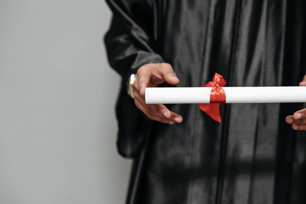 Certificado Técnico por Competência: Documentos Necessários para Solicitar e Validar sua Formação 3 diploma mao
